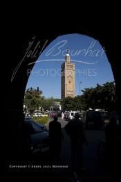 Image du Maroc Professionnelle de  Parmi les endroits les plus pittoresques de Casablanca, la Cité de Habous conçue par les architectes Auguste Cadet et Edmond Brion d’après l’ébauche d’un premier plan-masse dû à Albert Laprade. La construction n’avait commencé qu’après la première guerre mondiale. Situé près du Palais Royale, ce joyau architectural est le point de départ de la nouvelle médina de la ville, Samedi 8 Novembre 2008. Au centre le minaret de La mosquée Ben Youssef. Le quartier des Habous fait partie du patrimoine architectural de Casablanca (Photo / Abdeljalil Bounhar)



